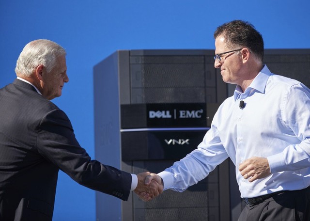 CEO Joe Tucci của EMC (bên trái) và nhà sáng lập, CEO Michael Dell.