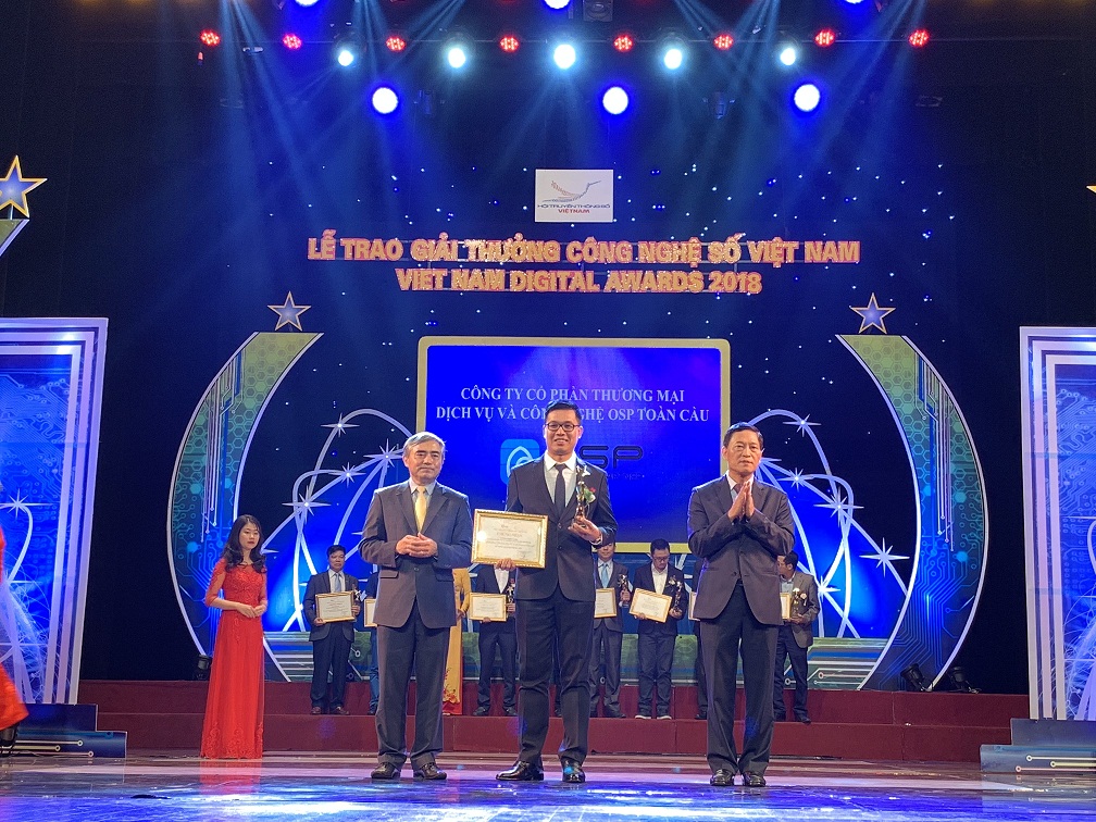 Ông Lê Quang Dũng - TGĐ OSP nhận giải thưởng