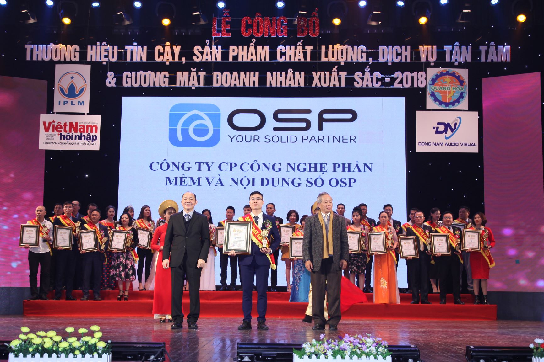Đại diện Công ty OSP nhận Giải thưởng tại Lễ vinh danh
